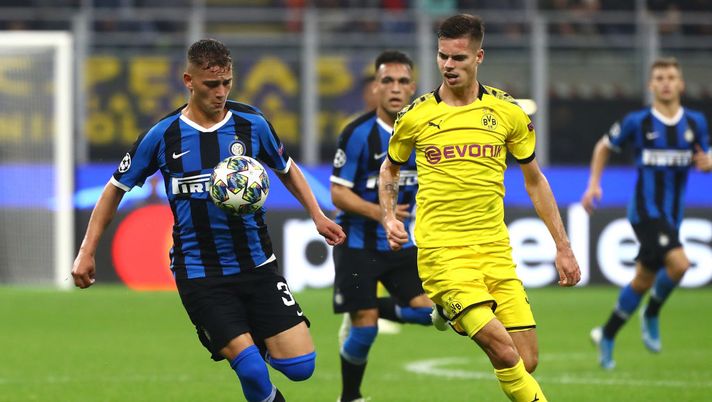 MILAN, ITALY - OCTOBER 23: Sebastiano Esposito of FC Internazionale competes for the ball with Julian Weigl of Borussia Dortmund during the UEFA Champions League group F match between FC Internazionale and Borussia Dortmund at Giuseppe Meazza Stadium on October 23, 2019 in Milan, Italy. (Photo by Marco Luzzani - Inter/Inter via Getty Images) MILAN, ITALY - OCTOBER 23: Sebastiano Esposito of FC Internazionale competes for the ball with Julian Weigl of Borussia Dortmund during the UEFA Champions League group F match between FC Internazionale and Borussia Dortmund at Giuseppe Meazza Stadium on October 23, 2019 in Milan, Italy. (Photo by Marco Luzzani - Inter/Inter via Getty Images)