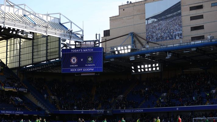 LONDON, ENGLAND - FEBRUARY 05: A general view as the teams warm up ahead of the Emirates FA Cup Fourth Round match between Chelsea and Plymouth Argyle at Stamford Bridge on February 05, 2022 in London, England. (Photo by Bryn Lennon/Getty Images) Modernizzare: Chelsea primo club della Premier League ad abilitare uno stadio 5G - immagine 1