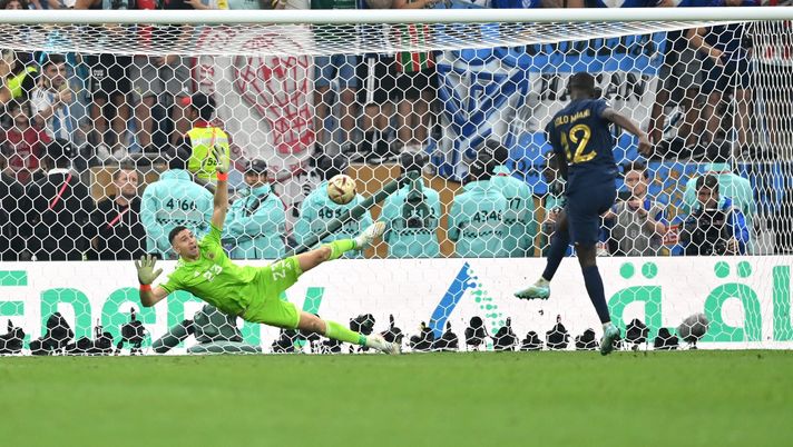 LUSAIL CITY, QATAR - DECEMBER 18: Randal Kolo Muani of France scores the team's fourth penalty past Emiliano Martinez of Argentina in the penalty shoot out during the FIFA World Cup Qatar 2022 Final match between Argentina and France at Lusail Stadium on December 18, 2022 in Lusail City, Qatar. (Photo by Dan Mullan/Getty Images) Argentina, Martinez vende all’asta per beneficenza i guanti della finale: i dettagli - immagine 1
