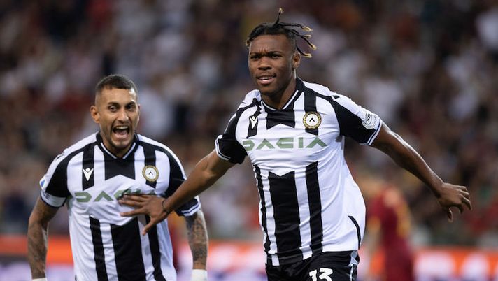 UDINE, ITALY - SEPTEMBER 04: Destiny Udogie of Udinese Calcio celebrates after scoring his team's first goal during the Serie A match between Udinese Calcio and AS Roma at Dacia Arena on September 04, 2022 in Udine, Italy. (Photo by Emmanuele Ciancaglini/Getty Images) Udinese, certezze Pereyra e Udogie: le prove di formazione e cosa filtra su Beto - immagine 1