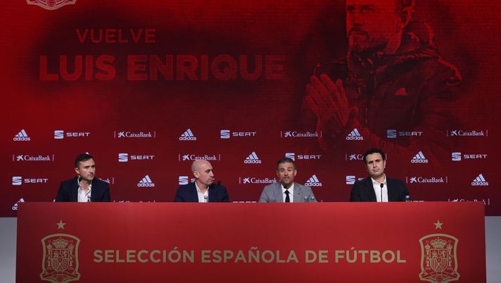 LAS ROZAS, SPAIN - NOVEMBER 27: Luis Enrique (2R) attends a press conference as he returns as Spain head coach alongside Spanish Football Federation President Luis Rubiales (2L) at the Spanish Football Federation headquarters on November 27, 2019 in Las Rozas, Spain. (Photo by Denis Doyle/Getty Images) LAS ROZAS, SPAIN - NOVEMBER 27: Luis Enrique (2R) attends a press conference as he returns as Spain head coach alongside Spanish Football Federation President Luis Rubiales (2L) at the Spanish Football Federation headquarters on November 27, 2019 in Las Rozas, Spain. (Photo by Denis Doyle/Getty Images)
