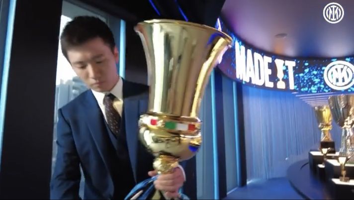 VIDEO/ Inter, è il gran momento: Zhang sistema la Coppa Italia nella sala trofei VIDEO/ Inter, è il gran momento: Zhang sistema la Coppa Italia nella sala trofei - immagine 1