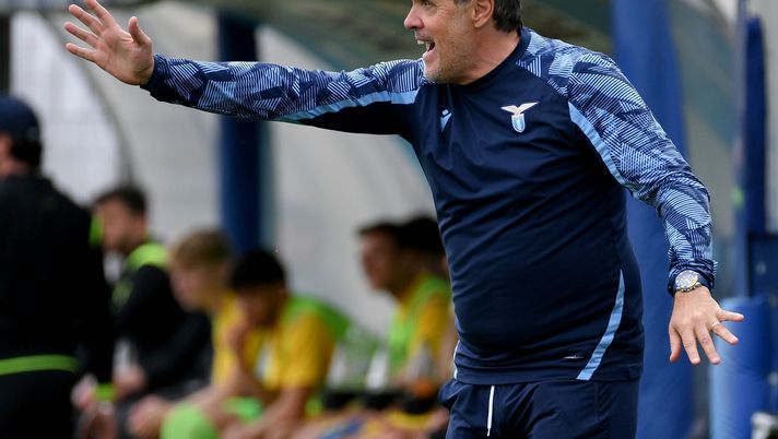 ROME, ITALY - MARCH 27: SS Lazio head coach Alessandro Calori reacts during the Pramera 1 match between SS Lazio U19 v Frosinone U19 at the Formello sport centre on March 27, 2022 in Rome, Italy. (Photo by Marco Rosi - SS Lazio/Getty Images) Lazio Primavera: Servirà un’impresa per evitare l’ennesima disfatta - immagine 1