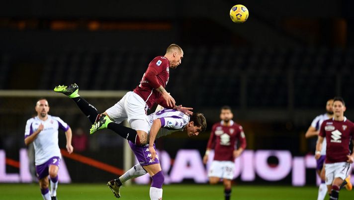 TURIN, ITALY - JANUARY 29: Lyanco of Torino clashes with Dusan Vlahovic of Fiorentina during the Serie A match between Torino FC and ACF Fiorentina at Stadio Olimpico di Torino on January 29, 2021 in Turin, Italy. (Photo by Valerio Pennicino/Getty Images) 