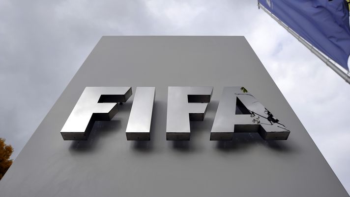 ZURICH, SWITZERLAND - OCTOBER 09: A FIFA logo next to the entrance at the FIFA headquarters on October 9, 2015 in Zurich, Switzerland. On Thursday, FIFA's Ethics Committee provisionally banned FIFA President Joseph S. Blatter from all football activities for the duration of 90 days. (Photo by Harold Cunningham/Getty Images) FIFA, stanziati 16 milioni di euro per i giocatori ‘in difficoltà’. L’iniziativa - immagine 1