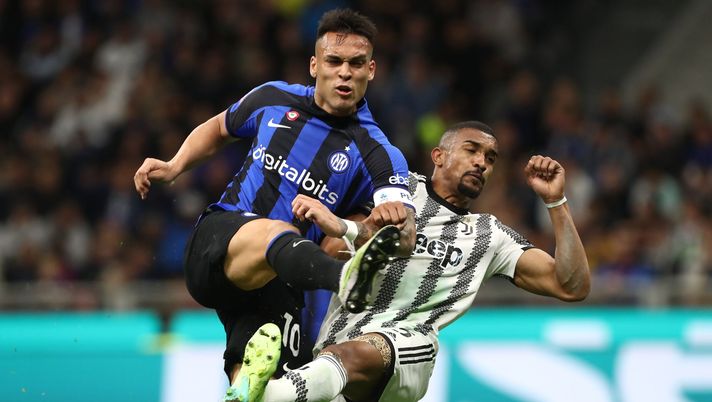 MILAN, ITALY - APRIL 26: Lautaro Martinez of FC Internazionale clears the ball whilst under pressure from Bremer of Juventus FC during the Coppa Italia Semi Final between FC Internazionale and Juventus FC at Giuseppe Meazza Stadium on April 26, 2023 in Milan, Italy. (Photo by Marco Luzzani/Getty Images) Inter-Juventus: a San Siro l’ultima volta hanno vinto i bianconeri - immagine 1