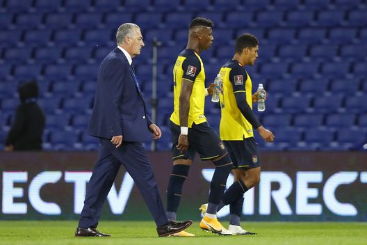 BUENOS AIRES, ARGENTINA - OCTOBER 08: Gustavo Alfaro coach of Ecuador, Robert Arboleda and Erick Ferigra of Ecuador leave the field in the half-time of Argentina and Ecuador as part of South American Qualifiers for Qatar 2022 at Estadio Alberto J. Armando on October 08, 2020 in Buenos Aires, Argentina. (Photo by Agustin Marcarian - Pool/Getty Images) BUENOS AIRES, ARGENTINA - OCTOBER 08: Gustavo Alfaro coach of Ecuador, Robert Arboleda and Erick Ferigra of Ecuador leave the field in the half-time of Argentina and Ecuador as part of South American Qualifiers for Qatar 2022 at Estadio Alberto J. Armando on October 08, 2020 in Buenos Aires, Argentina. (Photo by Agustin Marcarian - Pool/Getty Images)