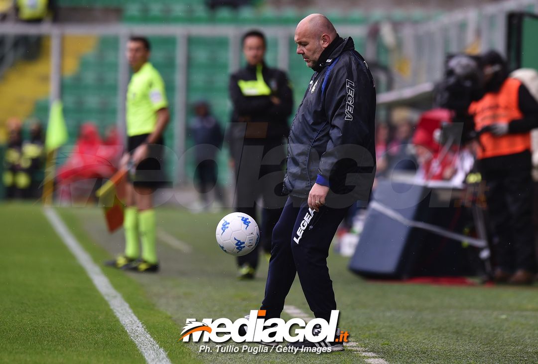  PALERMO, ITALY - MARCH 25: head coach Bruno Tedino of Palermo controls the ball during the serie B match between US Citta di Palermo and Carpi FC at Stadio Renzo Barbera on March 25, 2018 in Palermo, Italy.  (Photo by Tullio M. Puglia/Getty Images)  