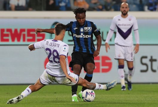 BERGAMO, ITALY - OCTOBER 02: Ademola Lookman of Atalanta BC is challenged by Lucas Martinez Quarta of ACF Fiorentina during the Serie A match between Atalanta BC and ACF Fiorentina at Gewiss Stadium on October 02, 2022 in Bergamo, Italy. (Photo by Emilio Andreoli/Getty Images) In Scozia: “Aumentano i problemi per Italiano. Prestazioni scarse”- immagine 2