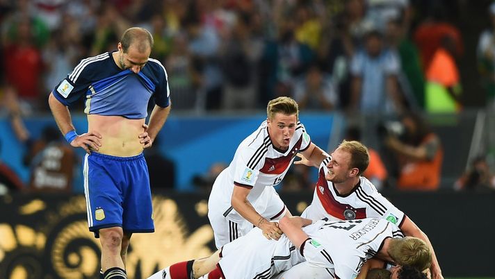 RIO DE JANEIRO, BRAZIL - JULY 13: A dejected Pablo Zabaleta of Argentina looks on as Erik Durm, Benedikt Hoewedes, Per Mertesacker and Andre Schuerrle of Germany celebrate their 1-0 win in extra time during the 2014 FIFA World Cup Brazil Final match between Germany and Argentina at Maracana on July 13, 2014 in Rio de Janeiro, Brazil. (Photo by Laurence Griffiths/Getty Images) Zabaleta racconta la sua finale: “Non dormii per l’ansia e i brasiliani. Fuochi d’artificio alle 3 di notte” - immagine 1