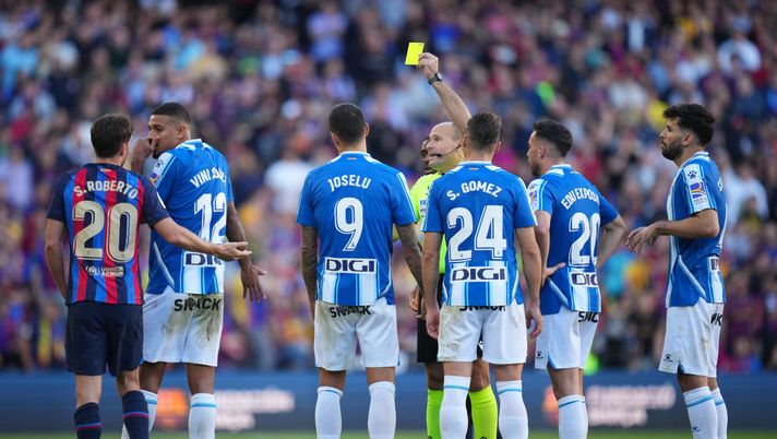 BARCELONA, SPAIN - DECEMBER 31: Referee Antonio Mateu Lahoz awards a yellow card during the LaLiga Santander match between FC Barcelona and RCD Espanyol at Spotify Camp Nou on December 31, 2022 in Barcelona, Spain. (Photo by Alex Caparros/Getty Images) Mateu Lahoz esce dal “castigo” post-derby: dirigerà Rayo Vallecano-Real Sociedad - immagine 1