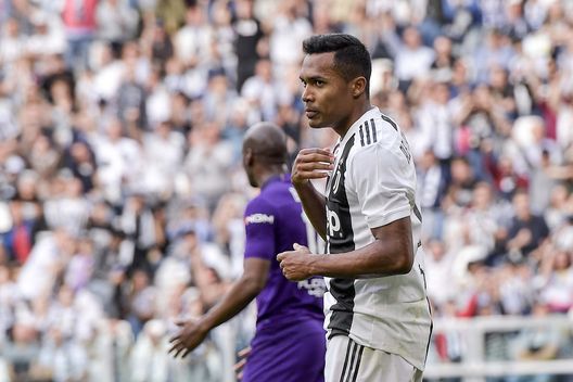 TURIN, ITALY - APRIL 20: Alex Sandro of Juventus celebrates after his goal of 1-1 during the Serie A match between Juventus and ACF Fiorentina on April 20, 2019 in Turin, Italy. (Photo by Daniele Badolato - Juventus FC/Juventus FC via Getty Images) Verso la Coppa: altro infortunio nella Juve. Secondo cambio obbligato per Allegri- immagine 2