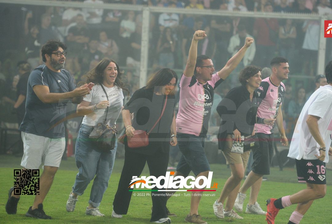 FOTO Palermo in Serie B, i festeggiamenti dei rosanero al Renzo Barbera (Gallery) - immagine 33