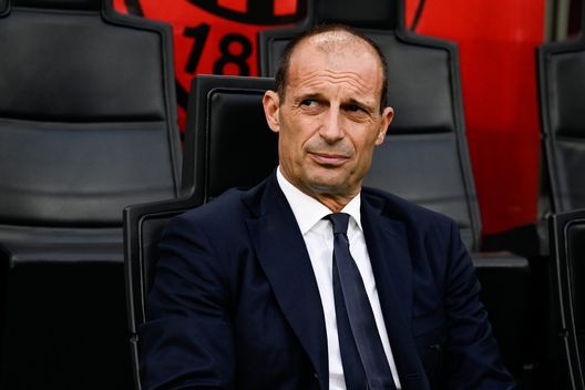 MILAN, ITALY - OCTOBER 08: head coach of Juventus Massimiliano Allegri looks on during the Serie A match between AC Milan and Juventus at Stadio Giuseppe Meazza on October 08, 2022 in Milan, Italy. (Photo by Daniele Badolato - Juventus FC/Juventus FC via Getty Images) Così Elkann tirò le orecchie ad Agnelli: “Occhio, si stanno allargando troppo”- immagine 2