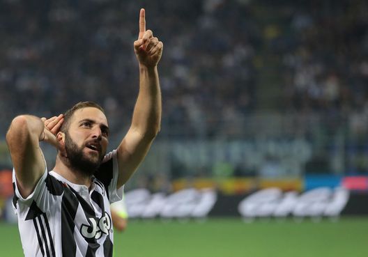 Gonzalo Higuain (Juventus) festeggia un gol siglato contro l'Inter a San Siro Gonzalo Higuain (Juventus) festeggia un gol siglato contro l'Inter a San Siro