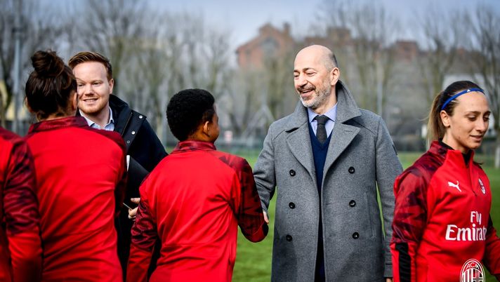 Ivan Gazidis agli allenamenti del Milan Femminile al Vismara (credits: acmilan.com) 