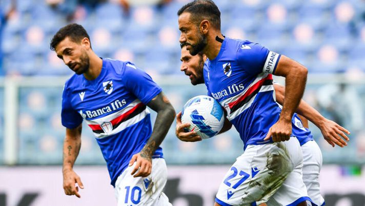 GENOA, ITALY - OCTOBER 3: Fabio Quagliarella of Sampdoria (R) celebrates with his team-mates Francesco Caputo and Antonio Candreva after scoring a goal from a penalty kick during the Serie A match between UC Sampdoria and Udinese Calcio at Stadio Luigi Ferraris on Ctober 3, 2021 in Genoa, Italy. (Photo by Getty Images) Il Secolo XIX: “Quagliarella non si è allenato e Caputo non al meglio, la loro gestione in Inter-Samp” - immagine 1