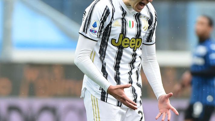 BERGAMO, ITALY - APRIL 18: Federico Chiesa of Juventus disappointed during the Serie A match between Atalanta BC and Juventus at Gewiss Stadium on April 18, 2021 in Bergamo, Italy. Sporting stadiums around Italy remain under strict restrictions due to the Coronavirus Pandemic as Government social distancing laws prohibit fans inside venues resulting in games being played behind closed doors. (Photo by Pier Marco Tacca/Getty Images) DAI CAMPI – Roma, nuovo stop! Chiesa, Morata, Caputo, Maehle, Reca, Pau Lopez out tre mesi - immagine 1