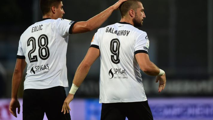 LA SPEZIA, ITALY - JULY 10: (R - L) Andrey Galabinov of La Spezia Calcio celebrates his first goal with Martin Erlic during the serie B match between Spezia Calcio and Cosenza Calcio at Stadio Alberto Picco on July 10, 2020 in La Spezia, Italy. (Photo by Pier Marco Tacca/Getty Images for Lega Serie B) Spezia senza Nzola, Pobega e Saponara: cambi obbligati nella formazione titolare - immagine 1