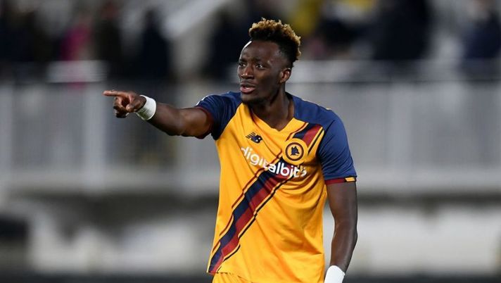 LA SPEZIA, ITALY - FEBRUARY 27: Tammy Abraham of AS Roma celebrates after scoring the opening goal during the Serie A match between Spezia Calcio and AS Roma at Stadio Alberto Picco on February 27, 2022 in La Spezia, Italy. (Photo by Alessandro Sabattini/Getty Images) Il dubbio in difesa e la certezza Abraham: le ultime sulla formazione della Roma - immagine 1