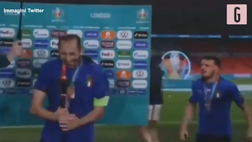 VIDEO Italia, Chiellini parla alla tv svedese e Florenzi impazzisce: “Ma che calmi!”