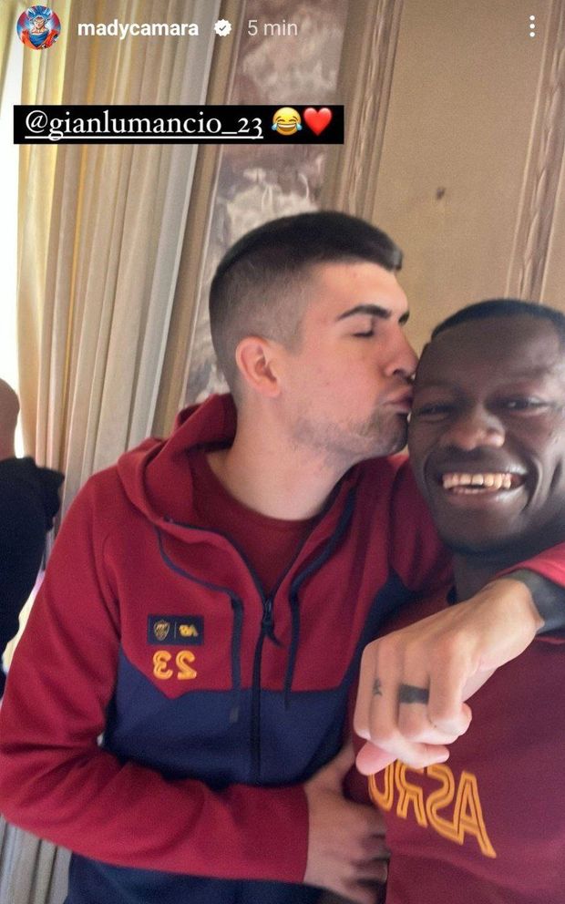 Camara festeggia 26 anni, scatto divertente con Mancini. La Roma: “Buon compleanno”- immagine 2