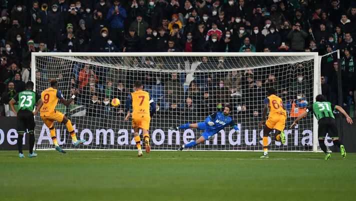 Roma, cambia di nuovo il rigorista: Abraham realizza il penalty contro il Sassuolo - immagine 1