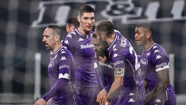 Fiorentina's Uruguayan defender Martin Caceres (3rdR) celebrates with Fiorentina's Argentinian defender German Pezzella (2ndR), Fiorentina's French forward Franck Ribery (L) and teammates after scoring the 3rd goal during the Italian Serie A football match Juventus vs Fiorentina on December 22, 2020 at the Juventus stadium in Turin. (Photo by Marco BERTORELLO / AFP) (Photo by MARCO BERTORELLO/AFP via Getty Images) Fiorentina, tra conferme e cambi (uno obbligato): le prove con Igor e Pulgar in pole - immagine 1