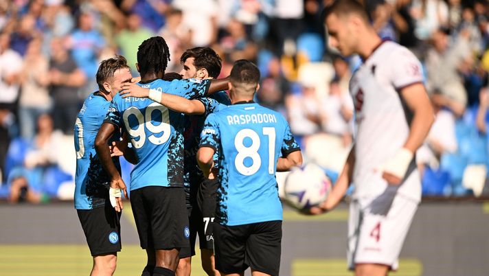 NAPLES, ITALY - OCTOBER 01: Khvicha Kvaratskhelia of SSC Napoli celebrates with teammates after scoring the third goal for his team during the Serie A match between SSC Napoli and Torino FC at Stadio Diego Armando Maradona on October 01, 2022 in Naples, Italy. (Photo by Francesco Pecoraro/Getty Images) Sondaggio – Il Torino può fare punti contro questo Napoli? - immagine 1