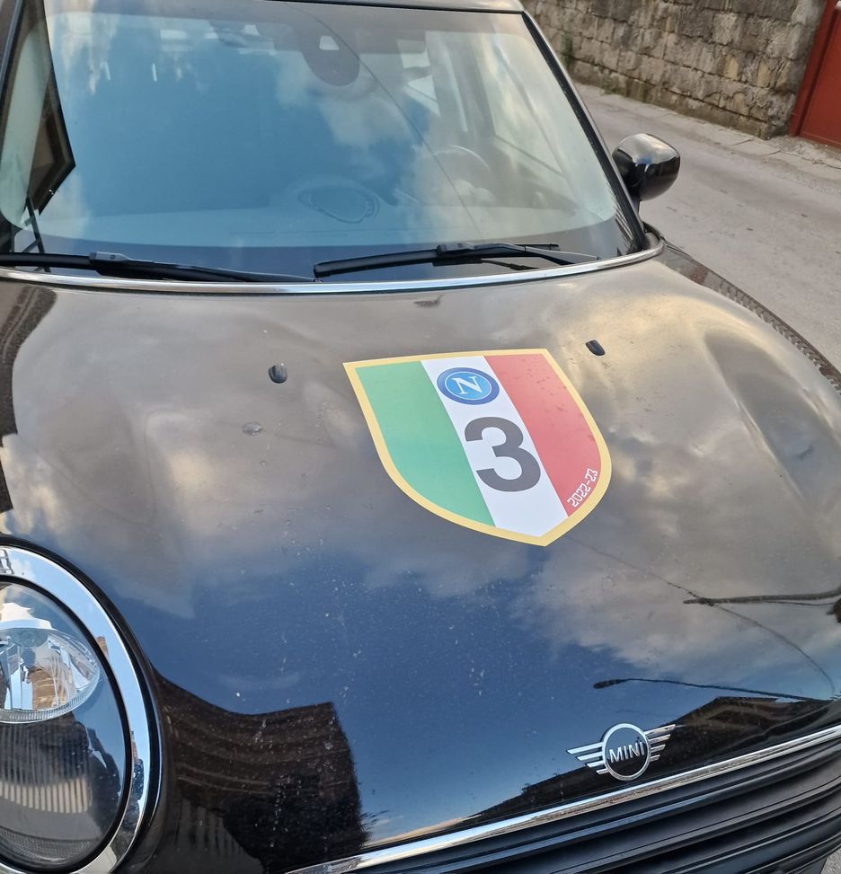 FOTO A Napoli continuano i preparativi: spunta la macchina col terzo scudetto!- immagine 2