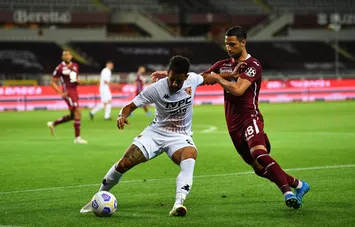  TURIN, ITALY - MAY 23: Andres Tello of Benevento Calcio battles for possession with Rolando Mandragora of Torino FC during the Serie A match between Torino FC v Benevento Calcio at Olimpico Stadium on May 23, 2021 in Turin, Italy. Sporting stadiums around Italy remain under strict restrictions due to the Coronavirus Pandemic as Government social distancing laws prohibit fans inside venues resulting in games being played behind closed doors. (Photo by Valerio Pennicino/Getty Images)