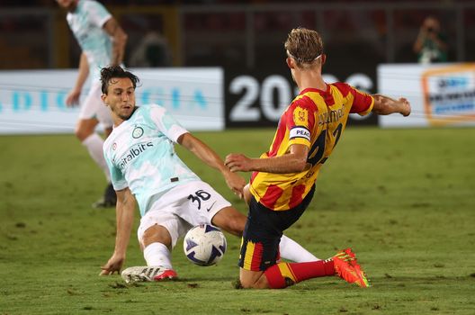LECCE, ITALY - AUGUST 13: Morten Hjulmand of Lecce competes for the ball with Matteo Darmian of Inter during the Serie A match between US Lecce and FC Internazionale at Stadio Via del Mare on August 13, 2022 in Lecce, Italy. (Photo by Maurizio Lagana/Getty Images) Lecce, Hjulmand è il faro del centrocampo: anche Juric apprezza il danese- immagine 2