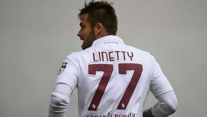 REGGIO NELL'EMILIA, ITALY - OCTOBER 23: Karol Linetty of Torino FC looks on during the Serie A match between US Sassuolo and Torino FC at Mapei Stadium - Città del Tricolore on October 23, 2020 in Reggio nell'Emilia, Italy. (Photo by Alessandro Sabattini/Getty Images) Torino, Linetty torna in gruppo: le condizioni di Rodriguez, ancora a parte Pobega e Praet - immagine 1