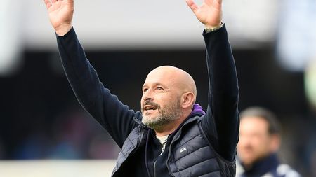 NAPLES, ITALY - APRIL 10: Vincenzo Italiano, Head Coach of Fiorentina celebrates their sides victory after the Serie A match between SSC Napoli and ACF Fiorentina at Stadio Diego Armando Maradona on April 10, 2022 in Naples, Italy. (Photo by Francesco Pecoraro/Getty Images)