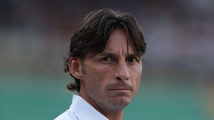 VERONA, ITALY - SEPTEMBER 04: Hellas Verona head coach Gabriele Cioffi looks on during the Serie A match between Hellas Verona and UC Sampdoria at Stadio Marcantonio Bentegodi on September 04, 2022 in Verona, Italy. (Photo by Emilio Andreoli/Getty Images) Cioffi: “La squadra c’è! Henry è in difficoltà, Djuric e il doppio trequartista…” - immagine 1