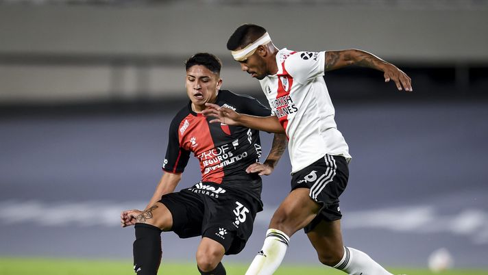 BUENOS AIRES, ARGENTINA - APRIL 11: Facundo Farias of Colon kicks the ball during a match between River Plate and Colon as part of Copa de la Liga Profesional 2021 at Estadio Monumental Antonio Vespucio Liberti on April 11, 2021 in Buenos Aires, Argentina. (Photo by Marcelo Endelli/Getty Images) BUENOS AIRES, ARGENTINA - APRIL 11: Facundo Farias of Colon kicks the ball during a match between River Plate and Colon as part of Copa de la Liga Profesional 2021 at Estadio Monumental Antonio Vespucio Liberti on April 11, 2021 in Buenos Aires, Argentina. (Photo by Marcelo Endelli/Getty Images)