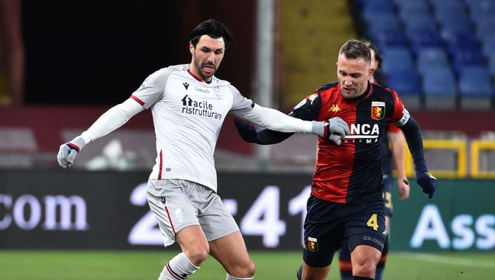 GENOA, ITALY JANUARY 09: Roberto Soriano of Bologna FC and Domenico Criscito of Genoa CFC compete for the ball during the Serie A match between Genoa CFC and Bologna FC at Stadio Luigi Ferraris on January 9, 2021 in Genoa, Italy. (Photo by Paolo Rattini/Getty Images) 
