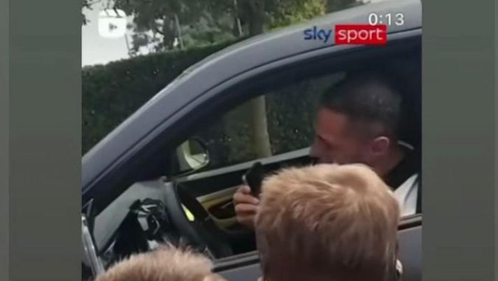 Il gesto di D’Ambrosio è commovente: un piccolo tifoso non riesce a salutare Lukaku e lui… - immagine 1