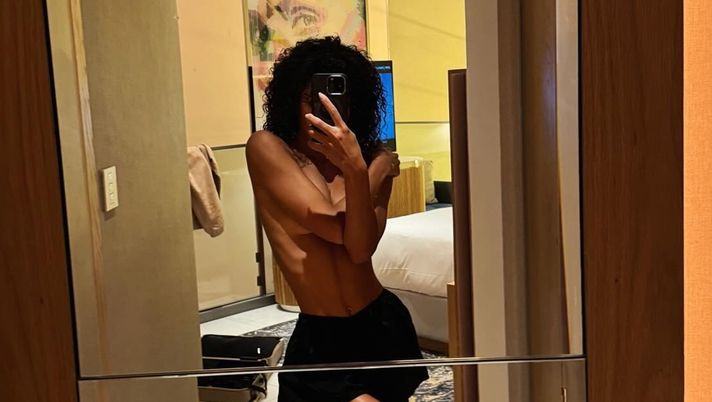 Scatti sexy in accappatoio ma non solo: lady Verratti fa impazzire il web - immagine 1