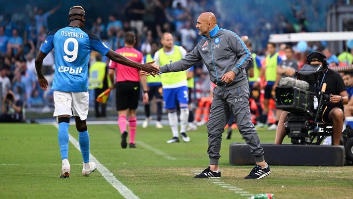 NAPLES, ITALY - JUNE 04: Victor Osimhen of SSC Napoli celebrates with Luciano Spalletti, Head Coach of SSC Napoli, after scoring the team's first goal during the Serie A match between SSC Napoli and UC Sampdoria at Stadio Diego Armando Maradona on June 04, 2023 in Naples, Italy. (Photo by Francesco Pecoraro/Getty Images) Scegliere il sostituto di Spalletti è scelta ardua: De Laurentiis è ad un bivio - immagine 1