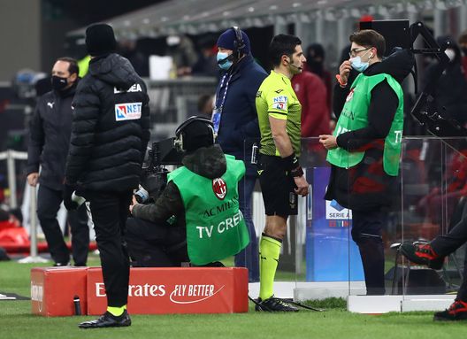 L'arbitro Maresca di Napoli al VAR di San Siro L'arbitro Maresca di Napoli al VAR di San Siro