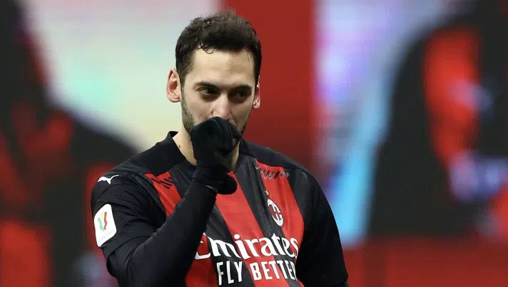 Hakan Calhanoglu (centrocampista AC Milan), esulta per il suo gol su rigore in Milan-Torino 5-4 dcr (Coppa Italia 2020-2021) | AC Milan News (Getty Images)