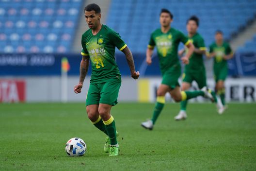 Jonathan Viera in campo in Cina (Photo by Simon Holmes/Getty Images) Las Palmas, Jonathan Viera: “E’ un derby e io sono nato qui: per questo dobbiamo vincere…”- immagine 2