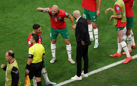 AL KHOR, QATAR - DECEMBER 14: Walid Regragui, Head Coach of Morocco, instructs to Sofyan Amrabat during the FIFA World Cup Qatar 2022 semi final match between France and Morocco at Al Bayt Stadium on December 14, 2022 in Al Khor, Qatar. (Photo by Clive Brunskill/Getty Images) Amrabat, la Fiorentina fa muro. Il Liverpool studia l’offerta irrinunciabile- immagine 2