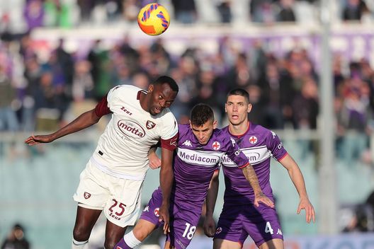 FLORENCE, ITALY - DECEMBER 11: Lucas Torreira of ACF Fiorentina battles for the ball with Simy of US Salernitana during the Serie A match between ACF Fiorentina and US Salernitana at Stadio Artemio Franchi on December 11, 2021 in Florence, Italy. (Photo by Gabriele Maltinti/Getty Images) FLORENCE, ITALY - DECEMBER 11: Lucas Torreira of ACF Fiorentina battles for the ball with Simy of US Salernitana during the Serie A match between ACF Fiorentina and US Salernitana at Stadio Artemio Franchi on December 11, 2021 in Florence, Italy. (Photo by Gabriele Maltinti/Getty Images)