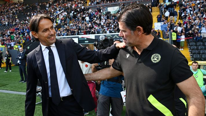 UDINE, ITALY - SEPTEMBER 18: Simone Inzaghi (L), Head Coach of FC Internazionale interacts with Andrea Sottil, Head Coach of Udinese Calcio prior to the Serie A match between Udinese Calcio and FC Internazionale at Dacia Arena on September 18, 2022 in Udine, Italy. (Photo by Alessandro Sabattini/Getty Images) Inter Udinese Inzaghi Sottil