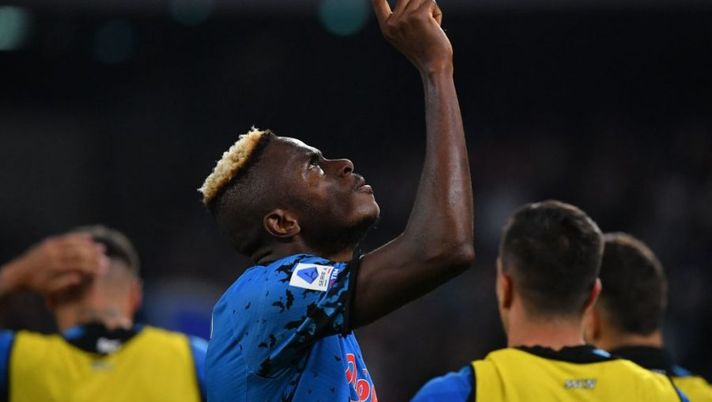 Napoli's Nigerian forward Victor Osimhen celebrates after scoring his side's third goal during the Italian Serie A footbal match between Napoli and Bologna on October 16, 2022 at the Diego-Maradona stadium in Naples. (Photo by Tiziana FABI / AFP) (Photo by TIZIANA FABI/AFP via Getty Images) Gli attaccanti per la 11a giornata di Serie A: ecco la divisione in fasce al fantacalcio- immagine 1