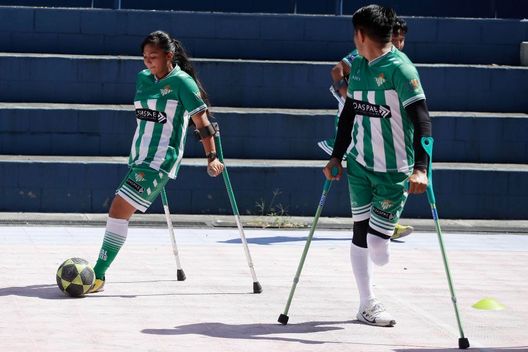 Morso del serpente e gamba amputata: Magdalena, 17 anni, in Europa grazie al Betis- immagine 4