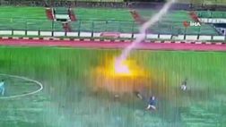 Tragedia in Indonesia: muore un calciatore colpito da un fulmine | VIDEO