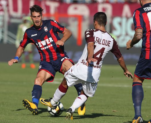  CROTONE, ITALY - OCTOBER 15: Marcello Trotta (L) of Crotone competes for the ball with Iago Falque of Torino during the Serie A match between FC Crotone and Torino FC at Stadio Comunale Ezio Scida on October 15, 2017 in Crotone, Italy. (Photo by Maurizio Lagana/Getty Images) 
